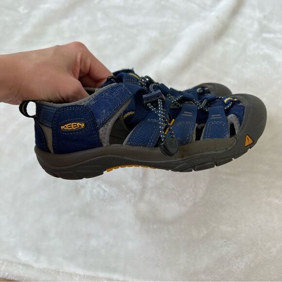 KEEN Newport H2 Sandals Youth Size 2 Blue hiking outdoor waterproof closed toe - Picture 3 of 5